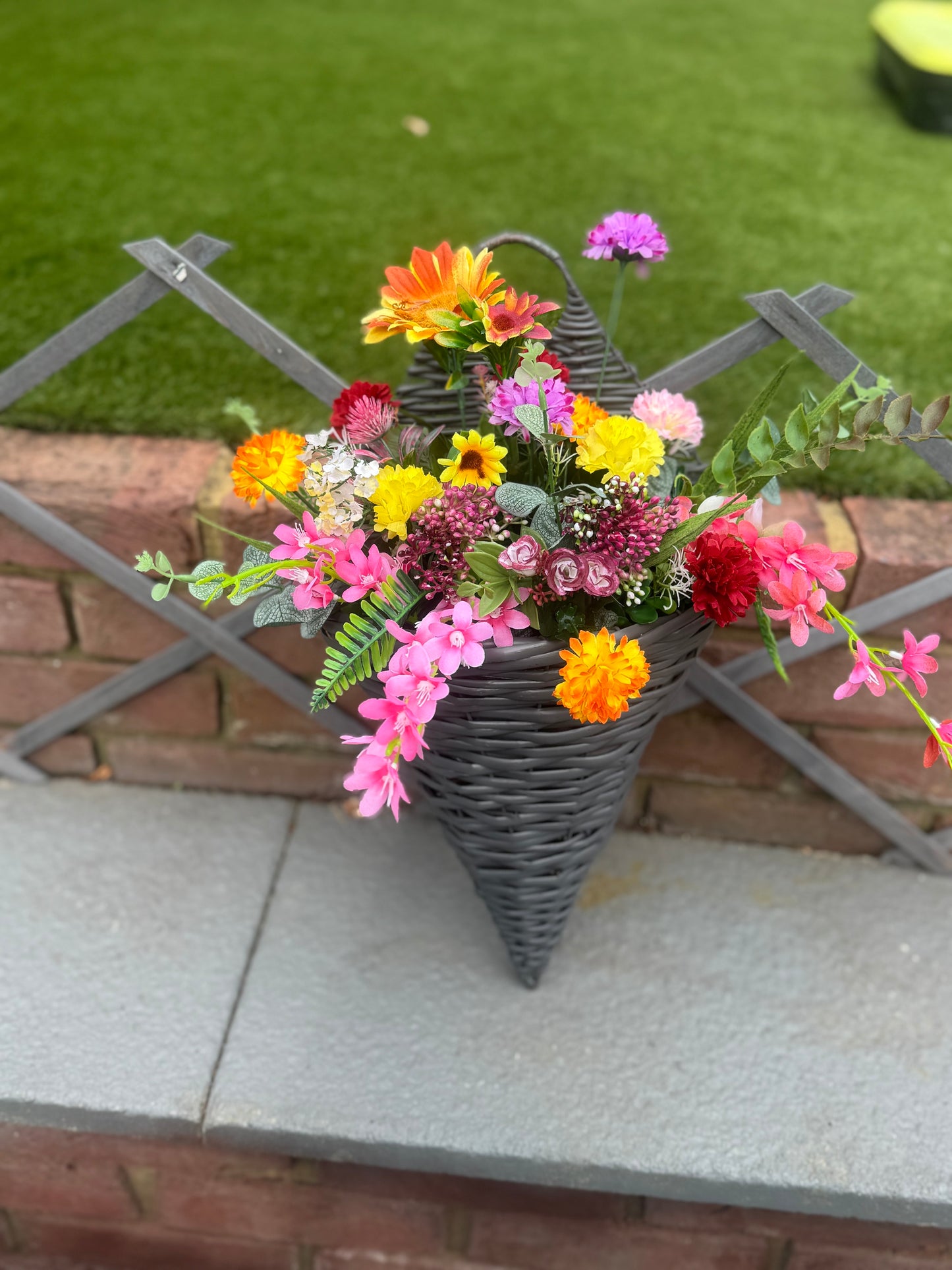 Fence/wall flat back baskets